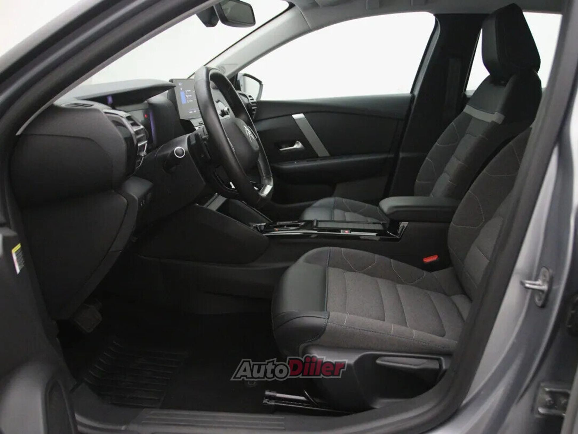 Citroen C4 Shine Pack Business 1.2 96kW 2022, photo 4/10