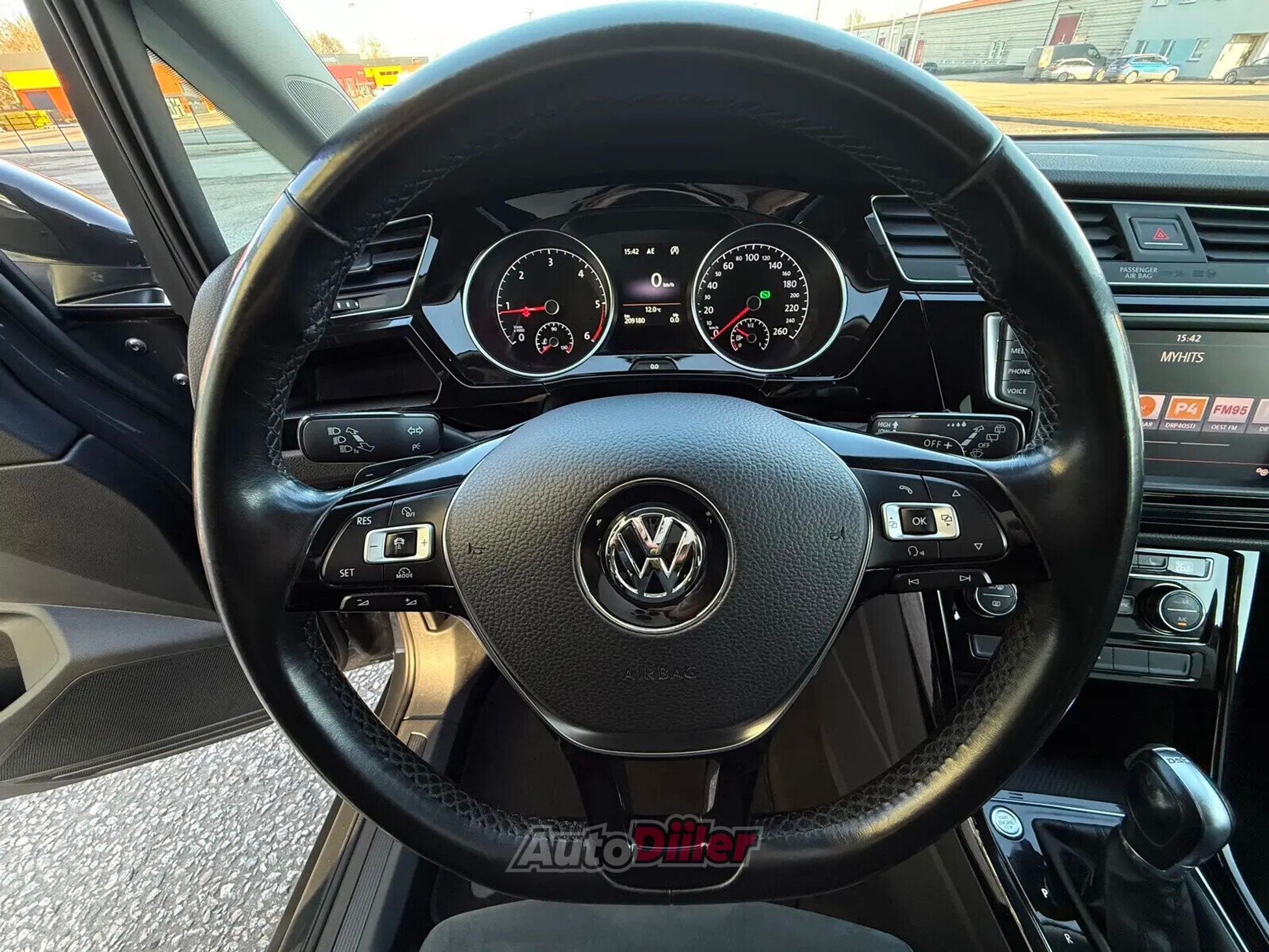 Volkswagen Touran 2016, photo 6/10
