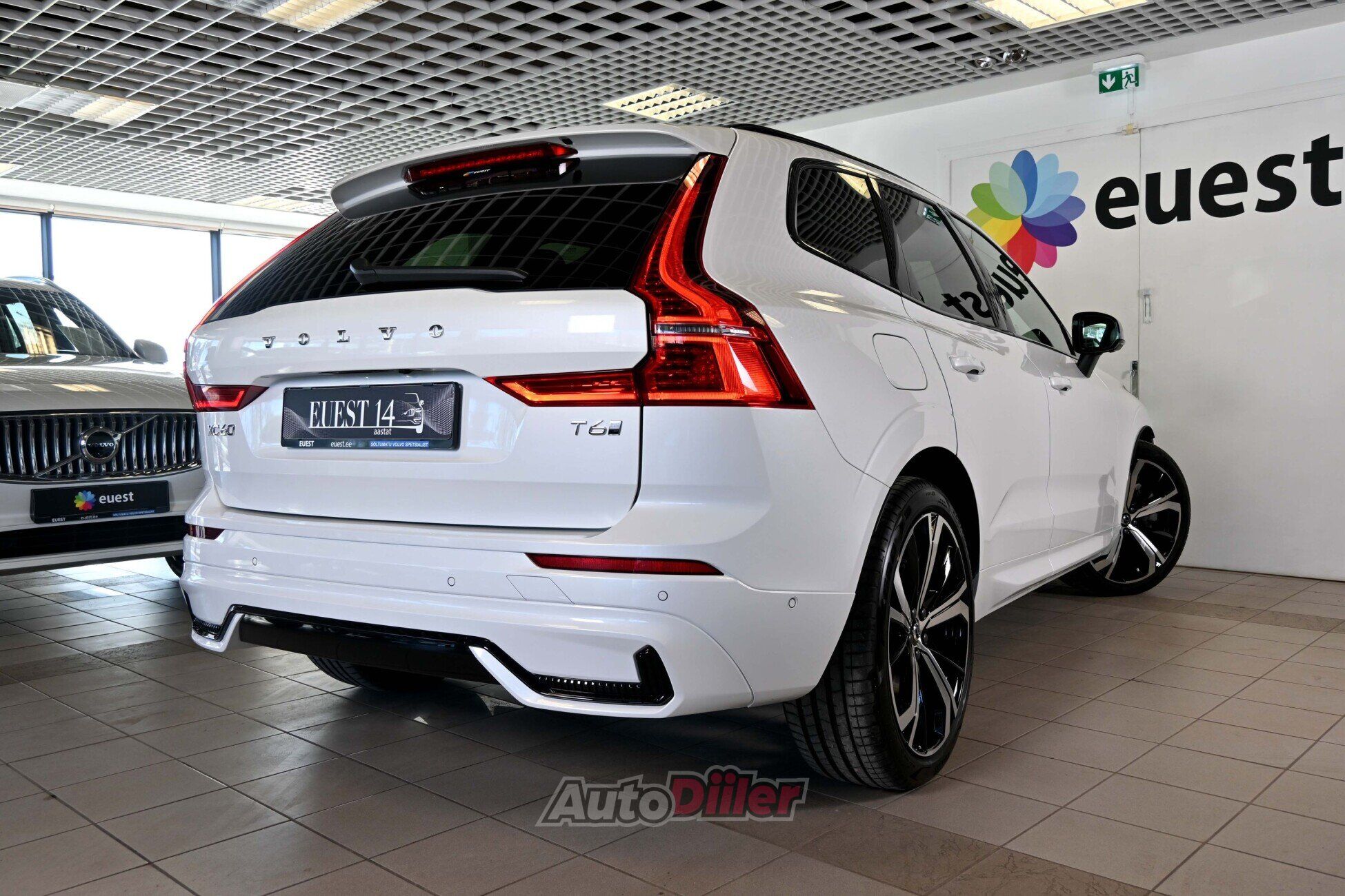 Volvo XC60 2025, photo 2/10