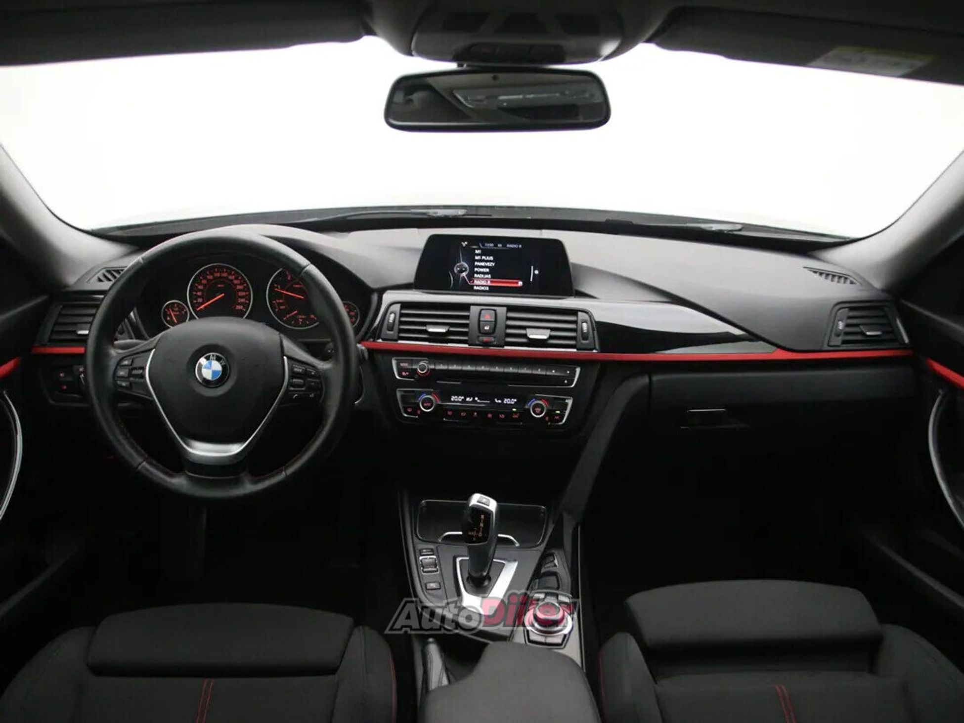 BMW 320 Sport Line 2.0 140kW 2016, photo 2/10