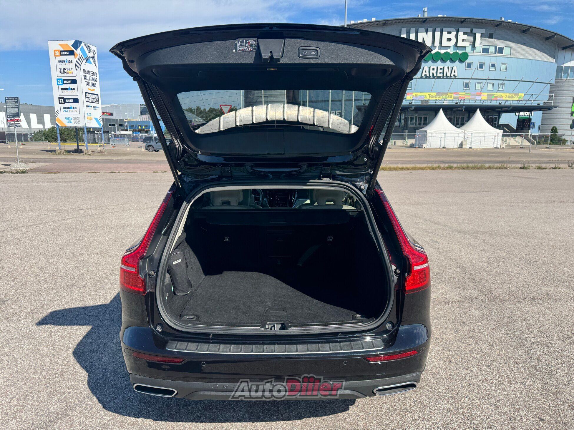 Volvo V60 Cross Country 2019, photo 3/10