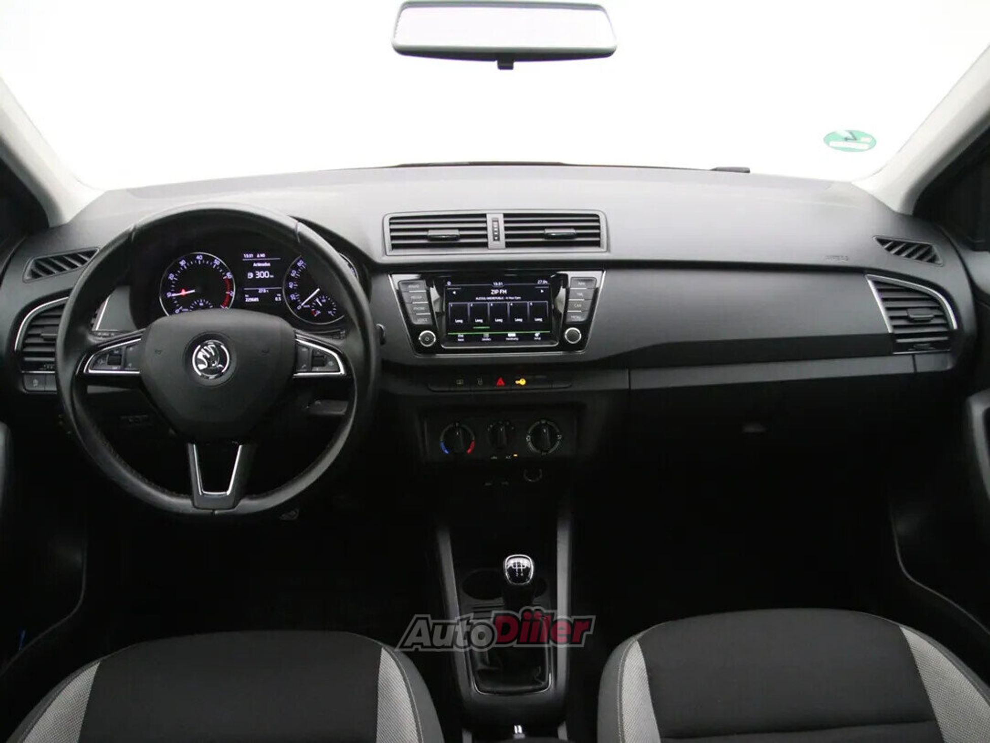 Skoda Fabia Ambition Business 1.2 66kW 2017, kuva 2/10