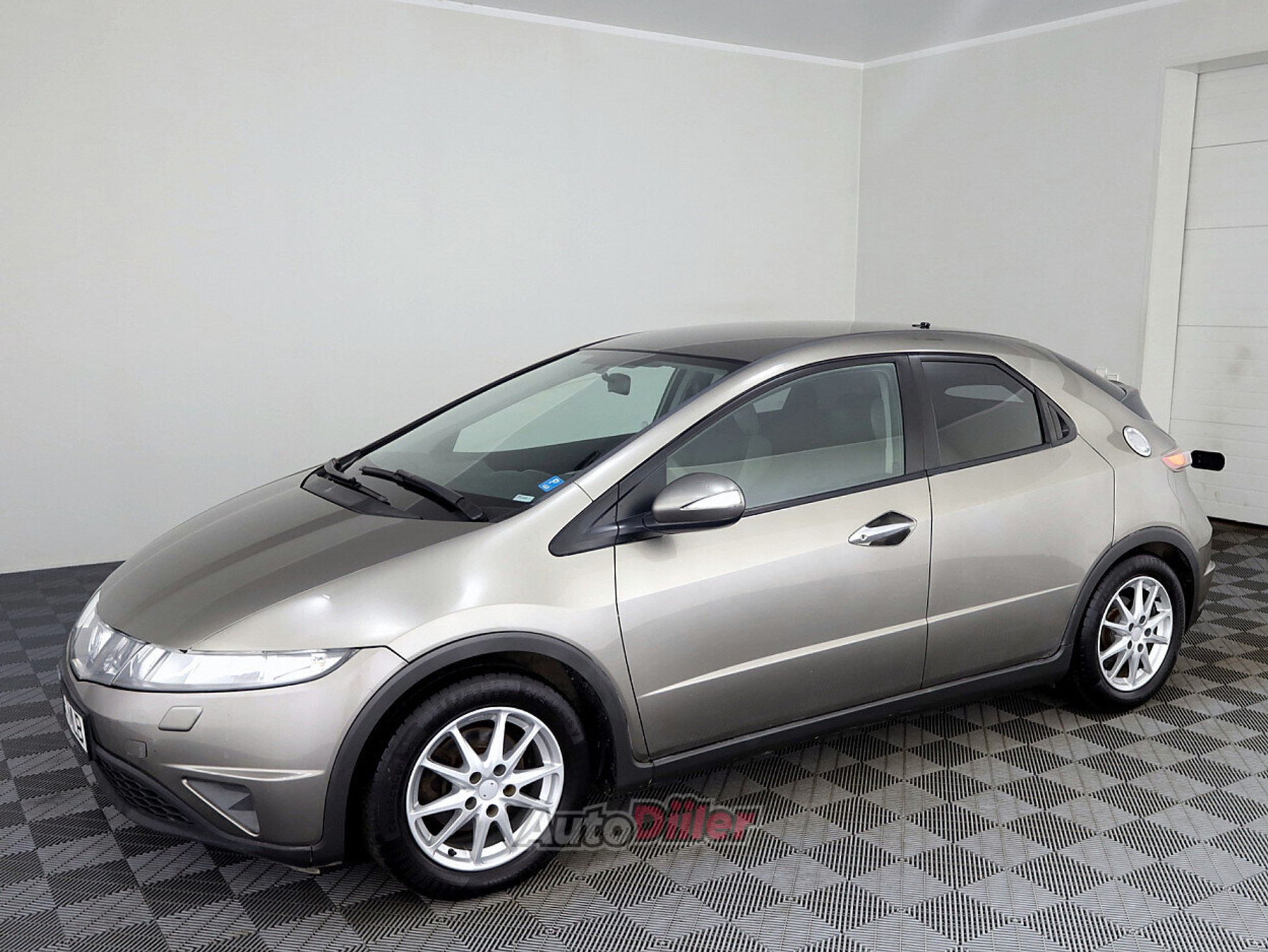 Honda Civic 1.3 61kW 2008, kuva 2/7