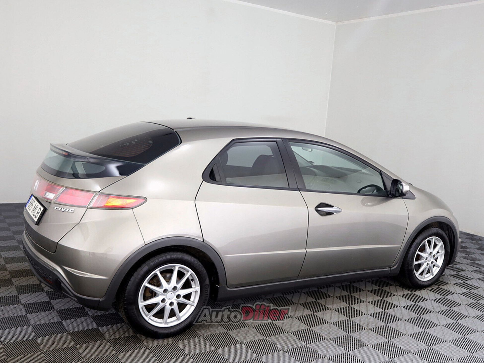 Honda Civic 1.3 61kW 2008, kuva 3/7