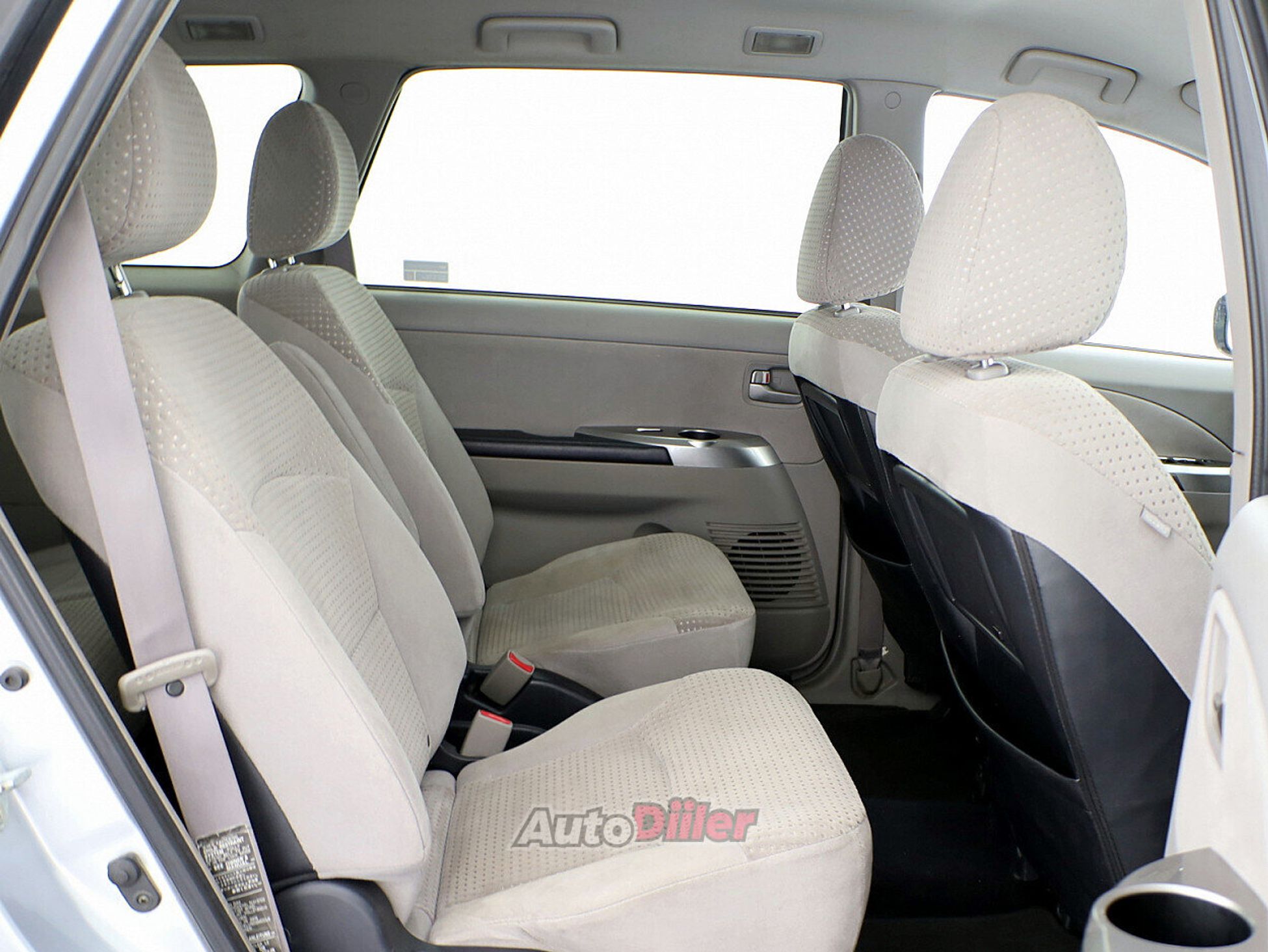 Mitsubishi Grandis 2.4 121kW 2004, kuva 7/8