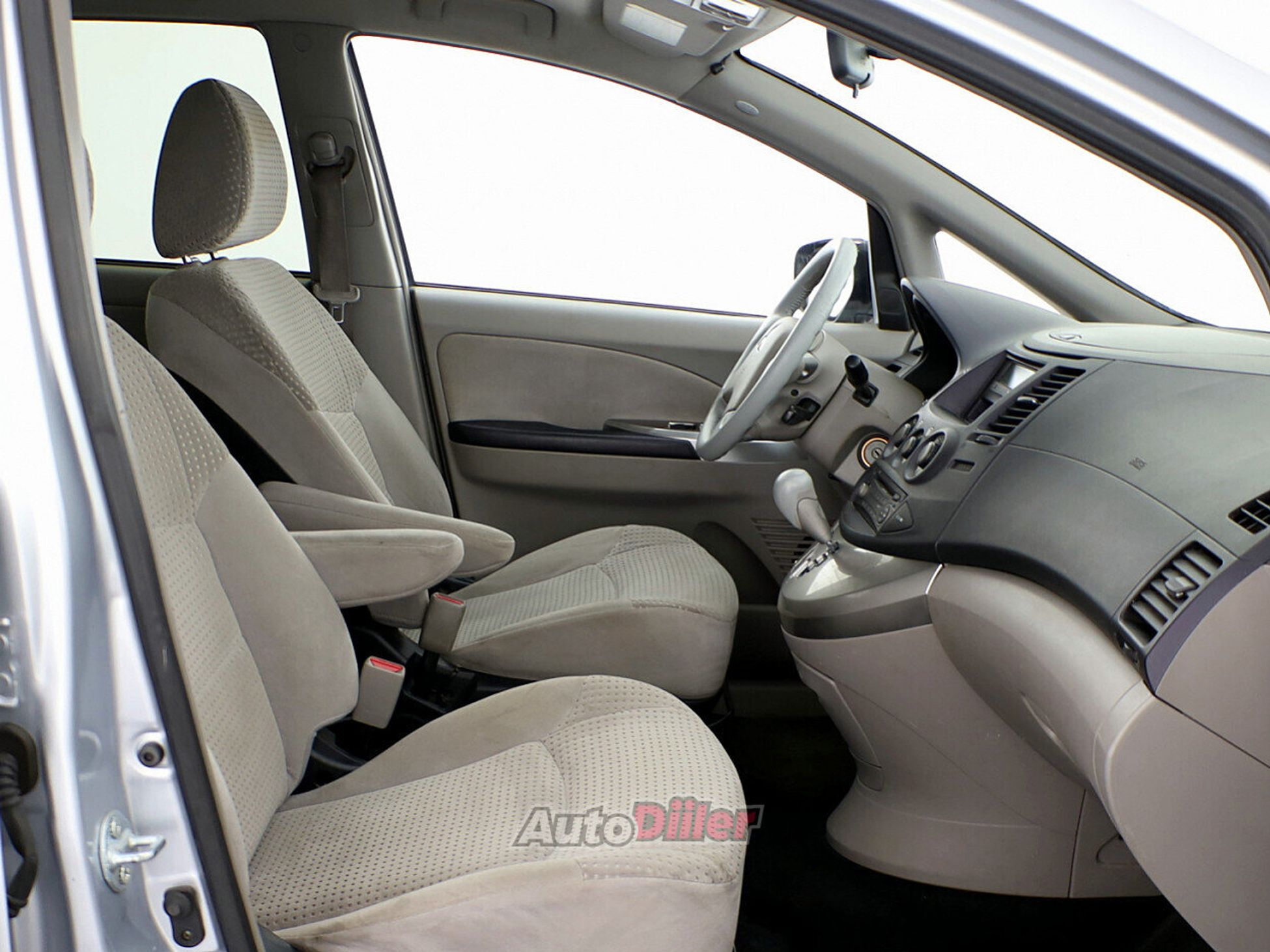 Mitsubishi Grandis 2.4 121kW 2004, kuva 6/8