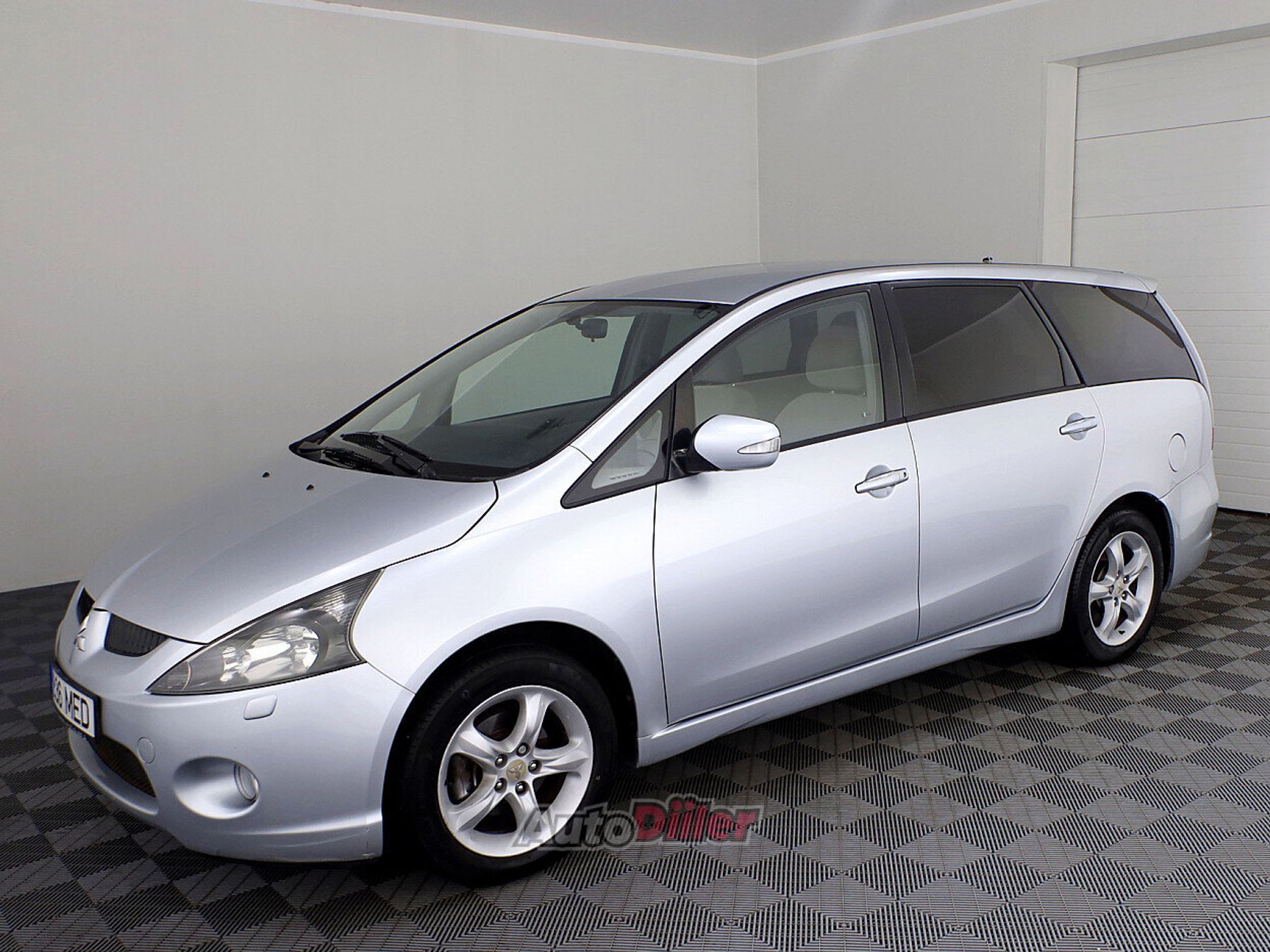 Mitsubishi Grandis 2.4 121kW 2004, kuva 2/8