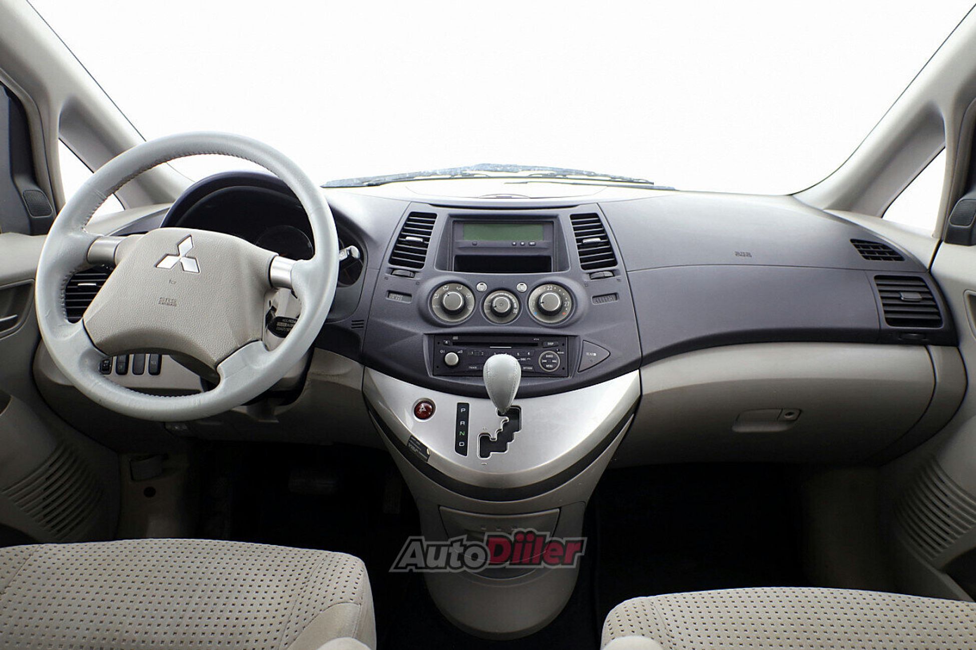 Mitsubishi Grandis 2.4 121kW 2004, kuva 5/8