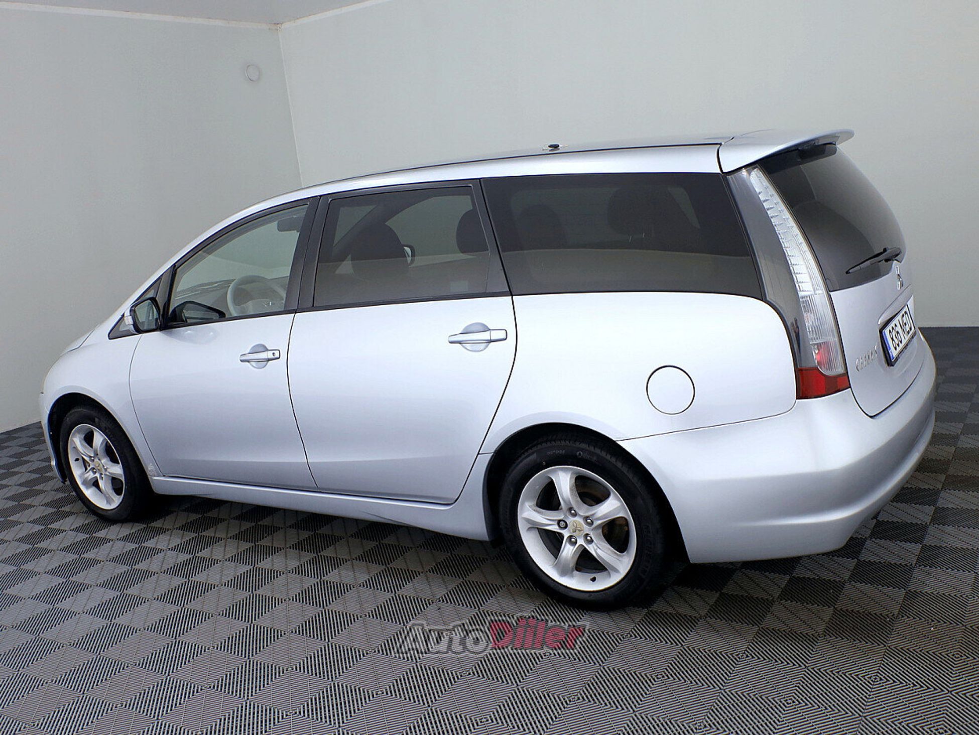 Mitsubishi Grandis 2.4 121kW 2004, kuva 4/8