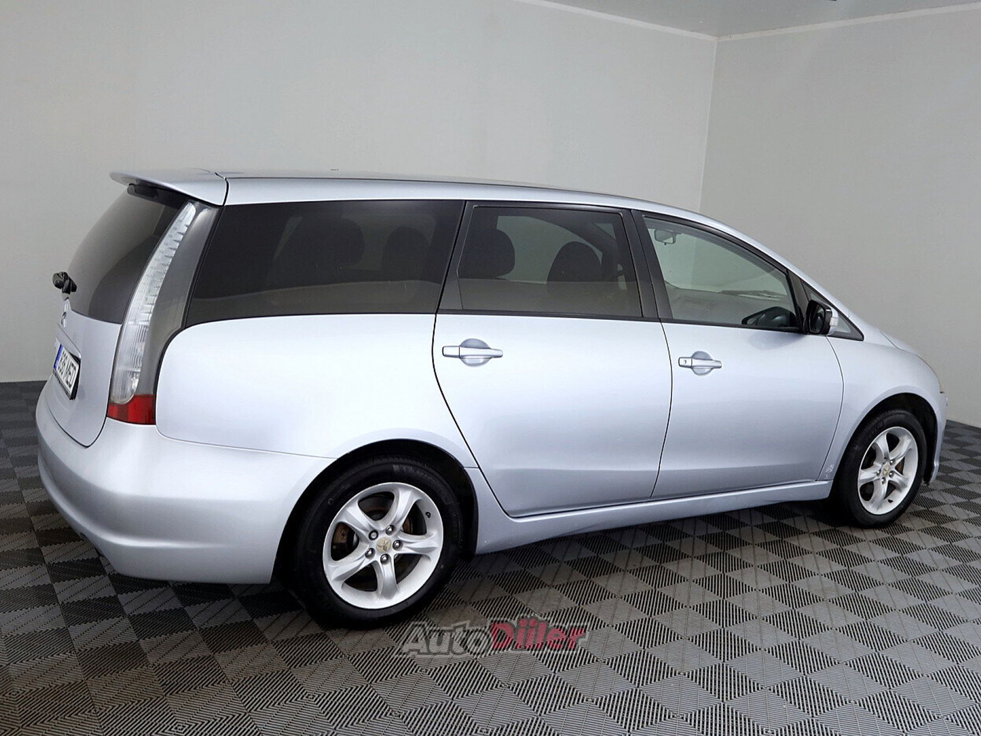 Mitsubishi Grandis 2.4 121kW 2004, kuva 3/8
