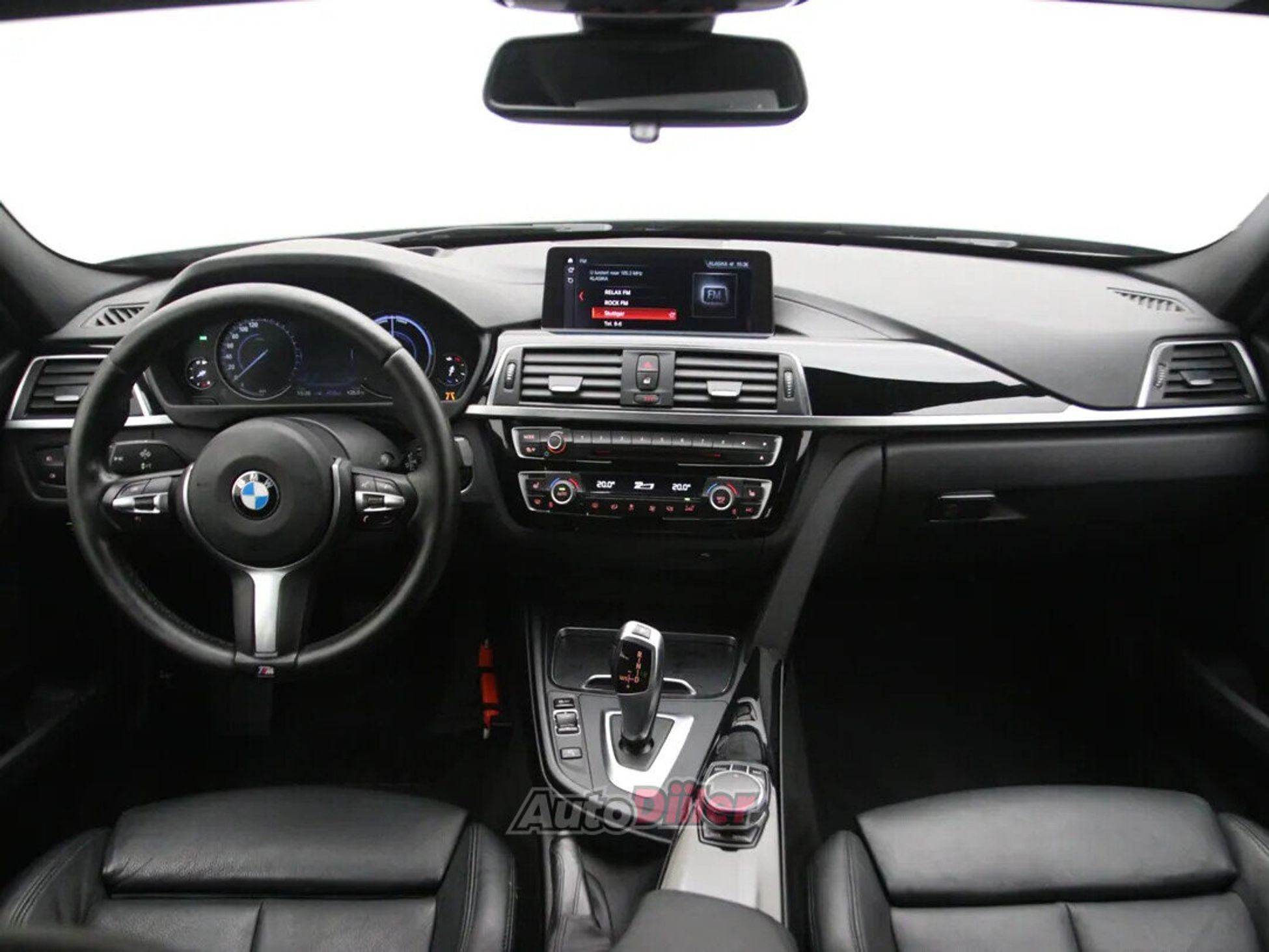 BMW 320 High Executive 2.0 120kW 2017, photo 2/10