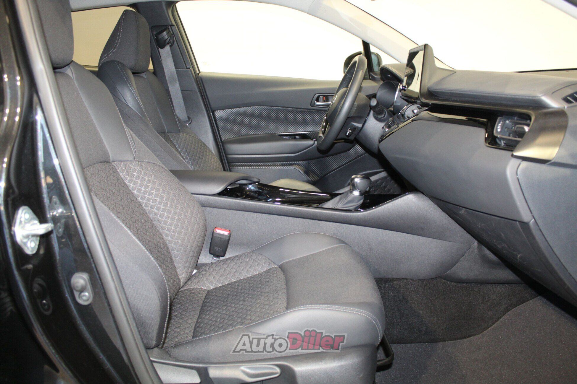 Toyota C-HR Petrol, Automatic 1.8 72kW 2023, photo 6/10
