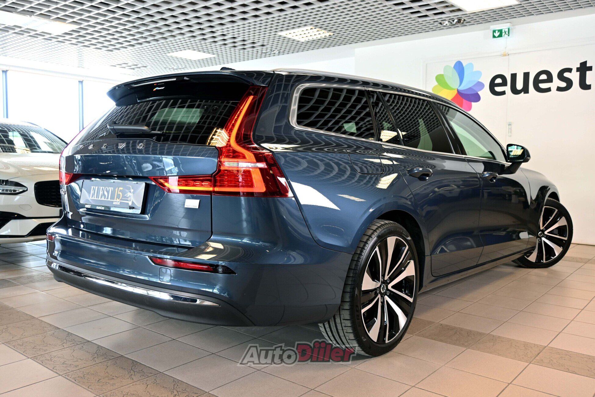 Volvo V60 2023, kuva 2/10