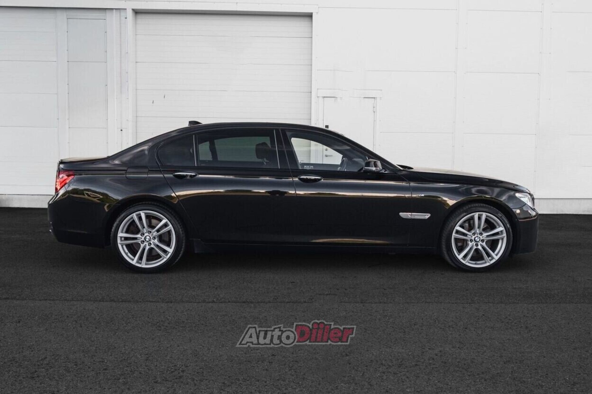 BMW 750 2014, photo 4/10