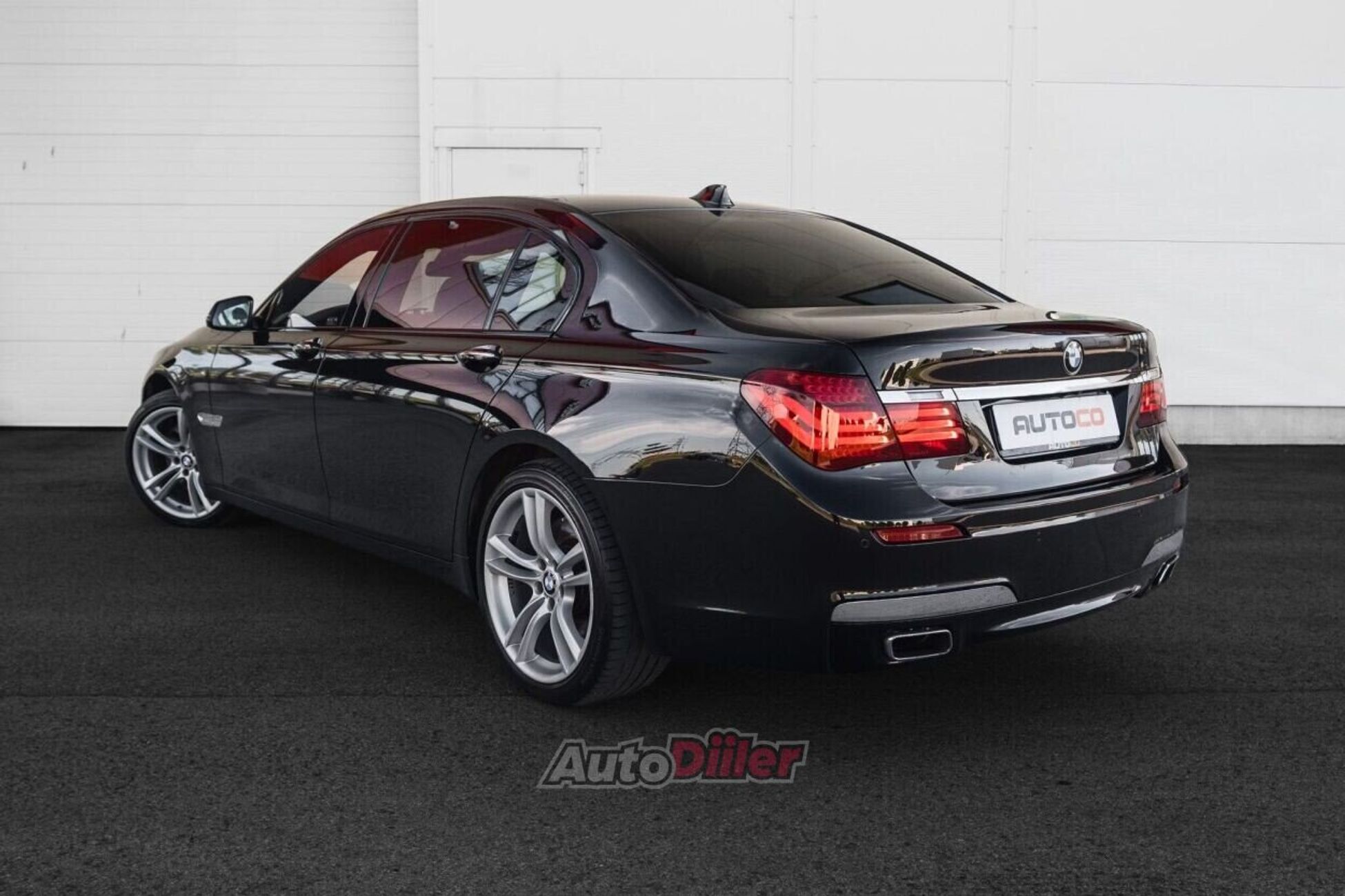 BMW 750 2014, photo 6/10