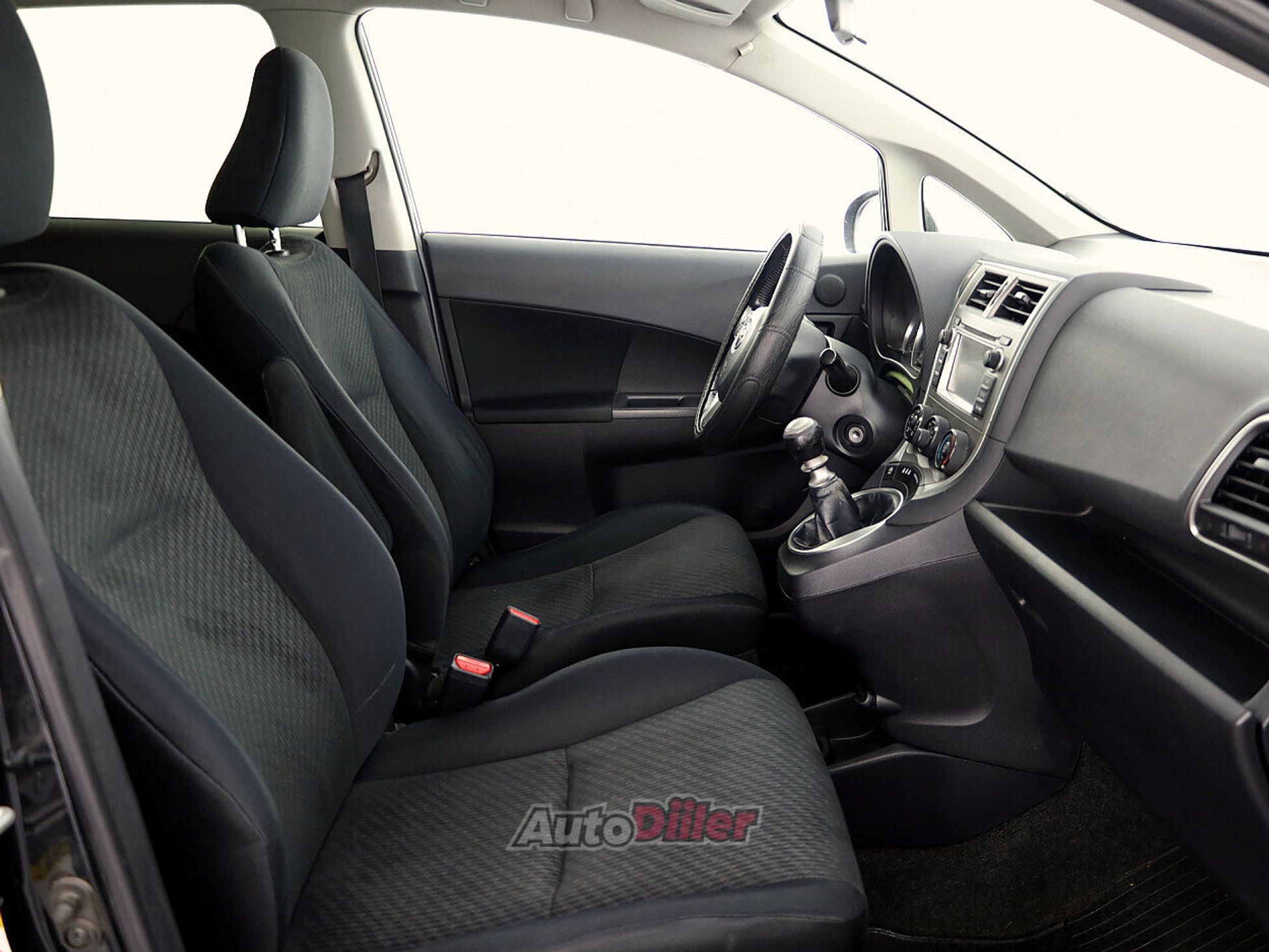 Toyota Verso-S 1.3 73kW 2012, photo 6/8