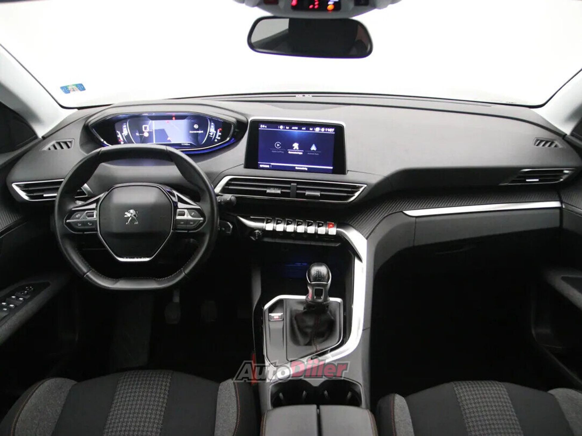 Peugeot 3008 Executive 1.2 96kW 2020, photo 2/10