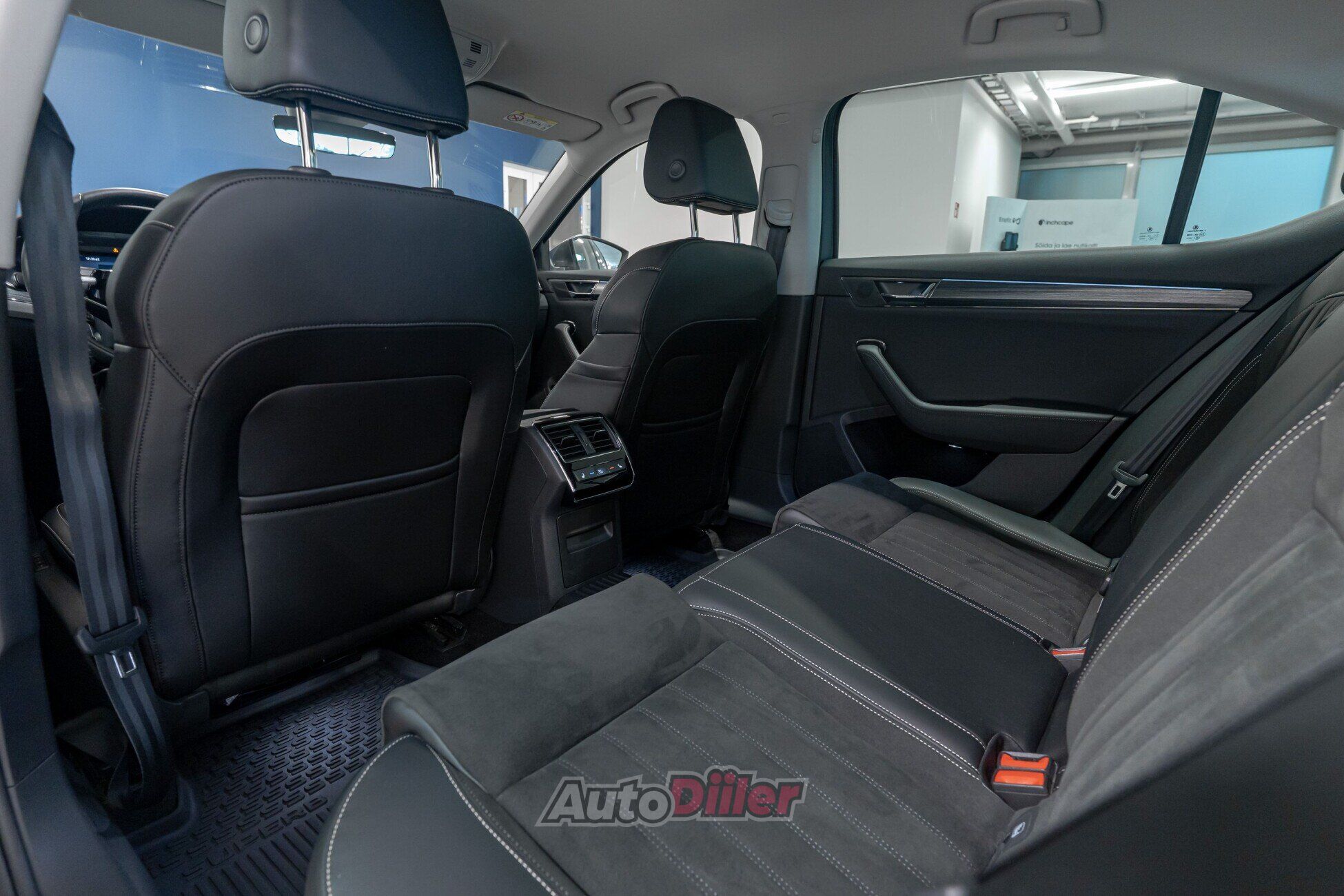 Skoda Superb 2023, photo 6/10