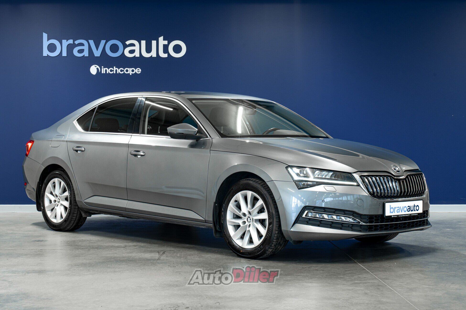 Skoda Superb 2023, photo 3/10