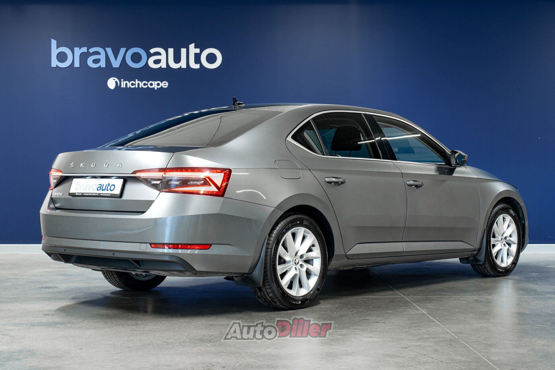 Skoda Superb 2023, photo 2/10