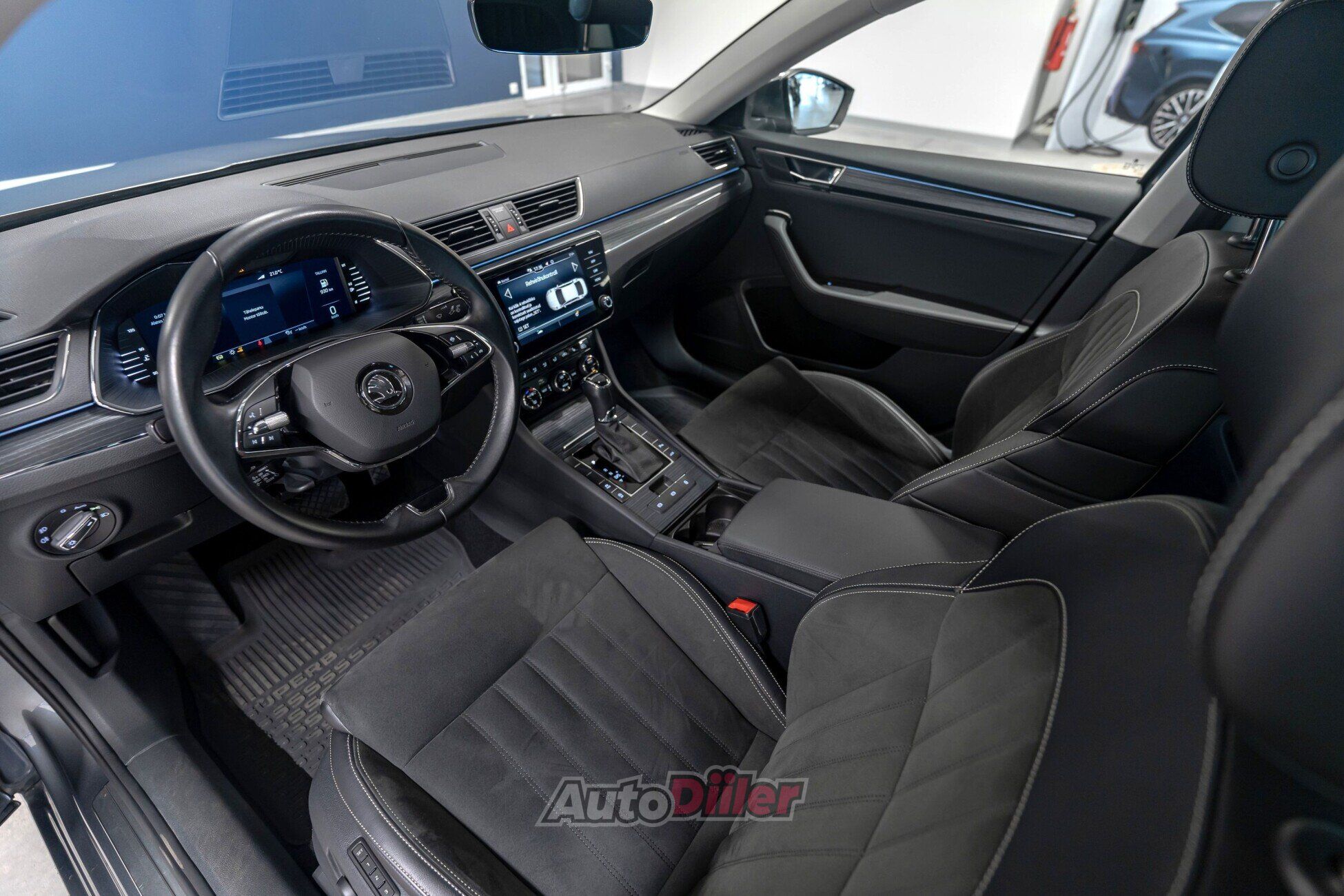 Skoda Superb 2023, photo 5/10