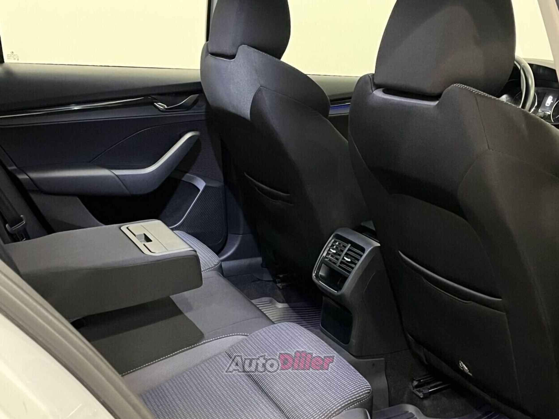 Skoda Octavia Combi Ambition 1.5 110kW 2021, kuva 4/10