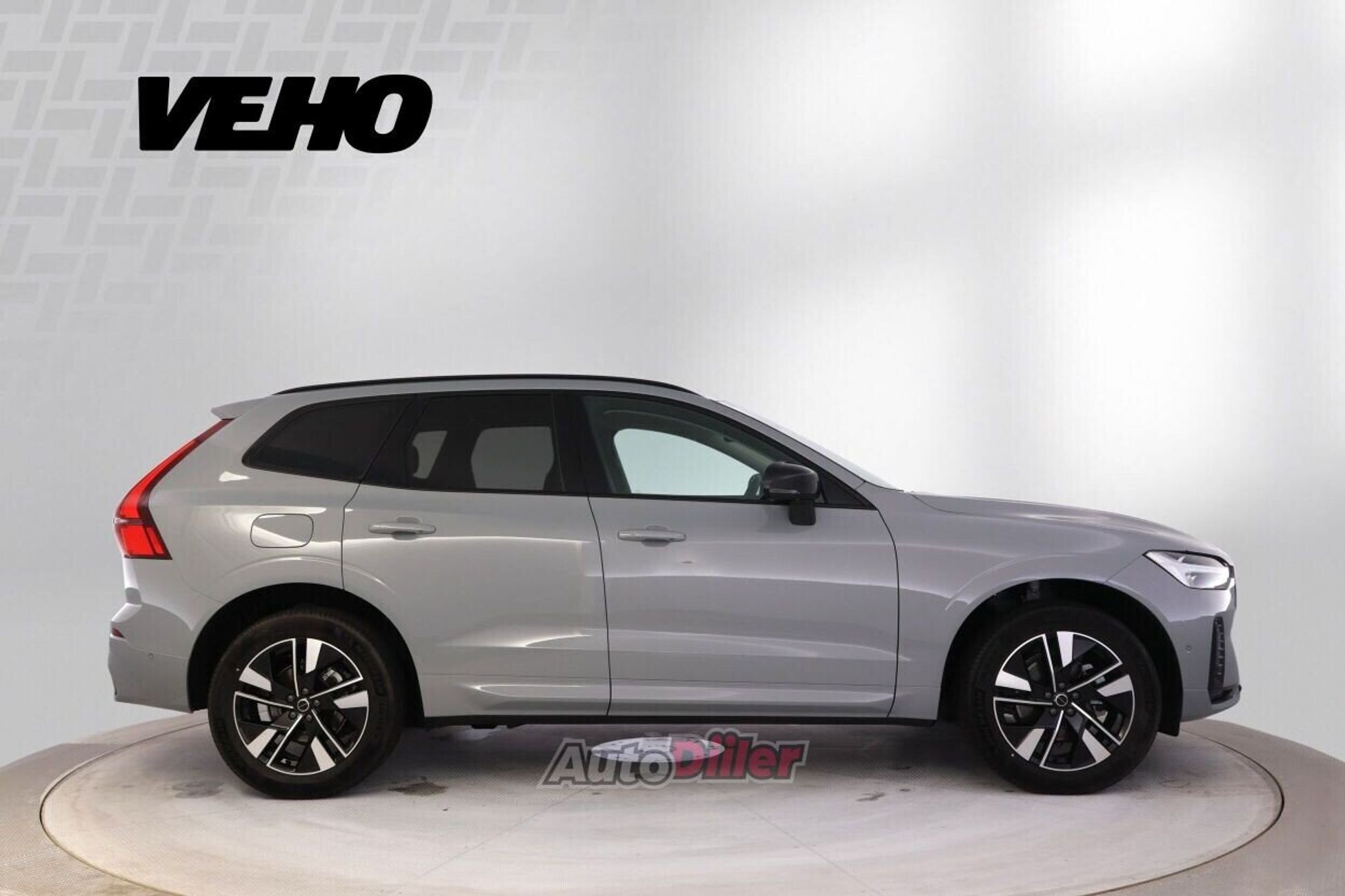 Volvo XC60 B5 Plus DARK AWD 2.0 184kW 2025, photo 4/10