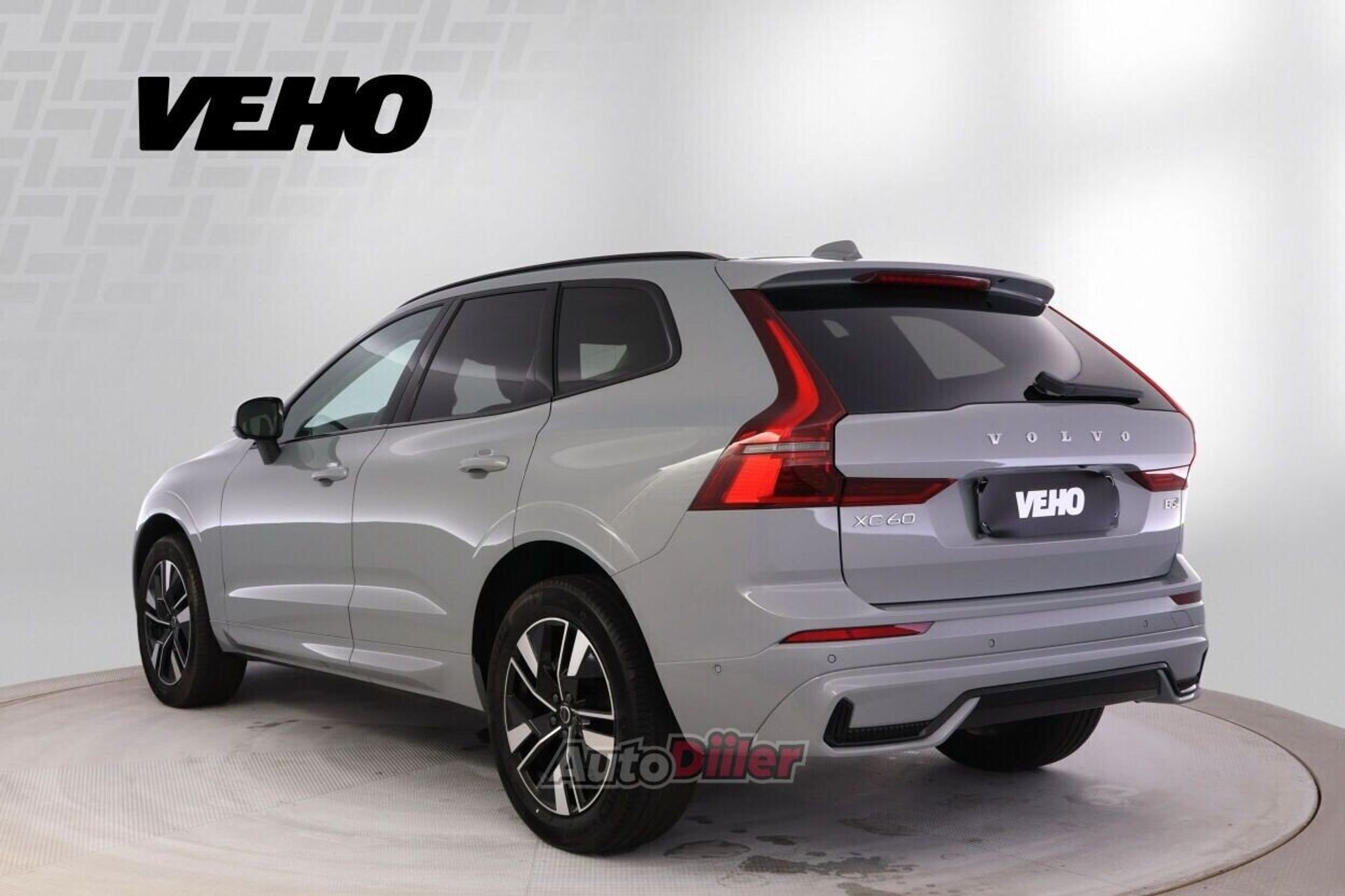Volvo XC60 B5 Plus DARK AWD 2.0 184kW 2025, photo 2/10
