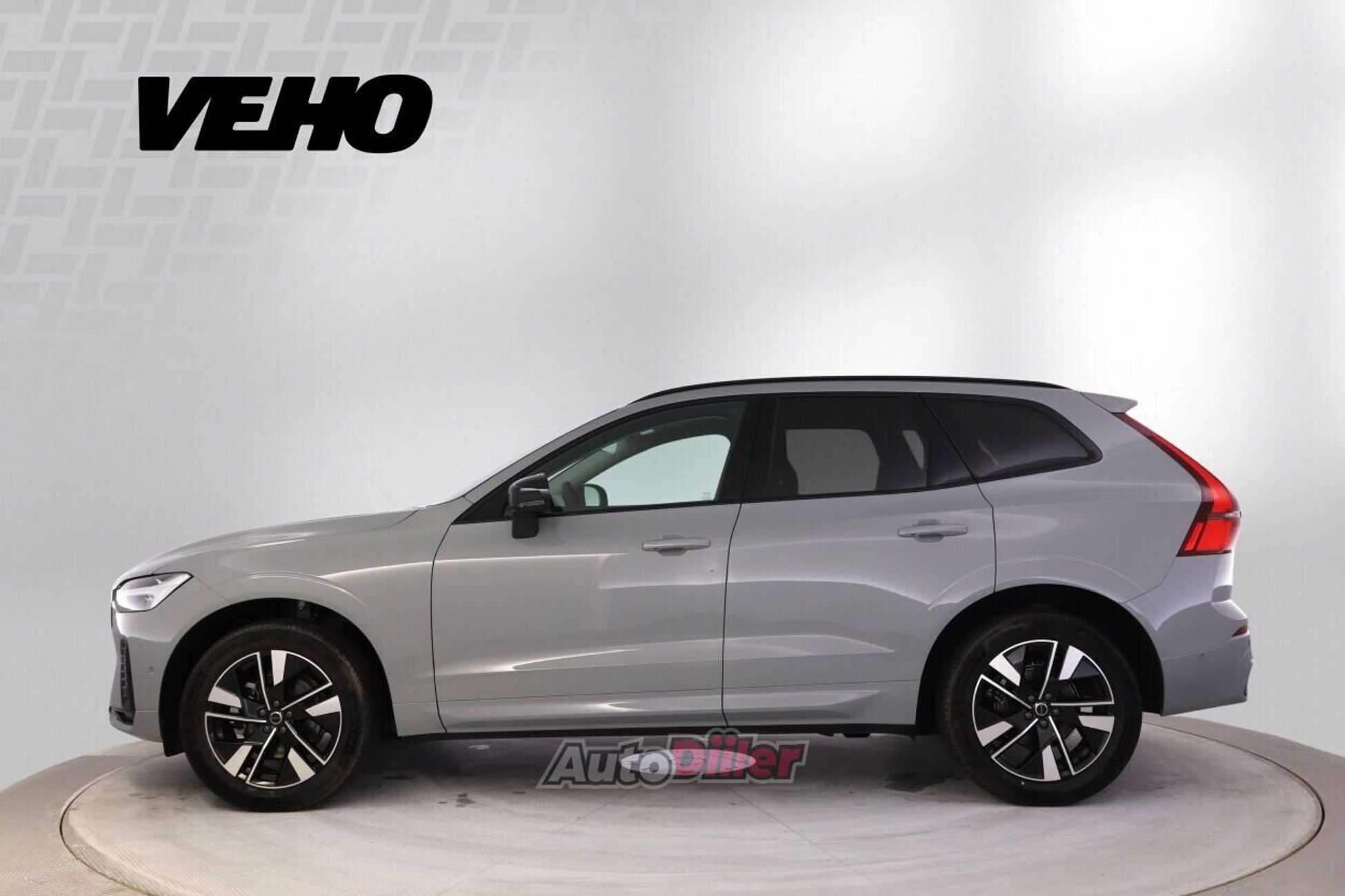 Volvo XC60 B5 Plus DARK AWD 2.0 184kW 2025, photo 3/10