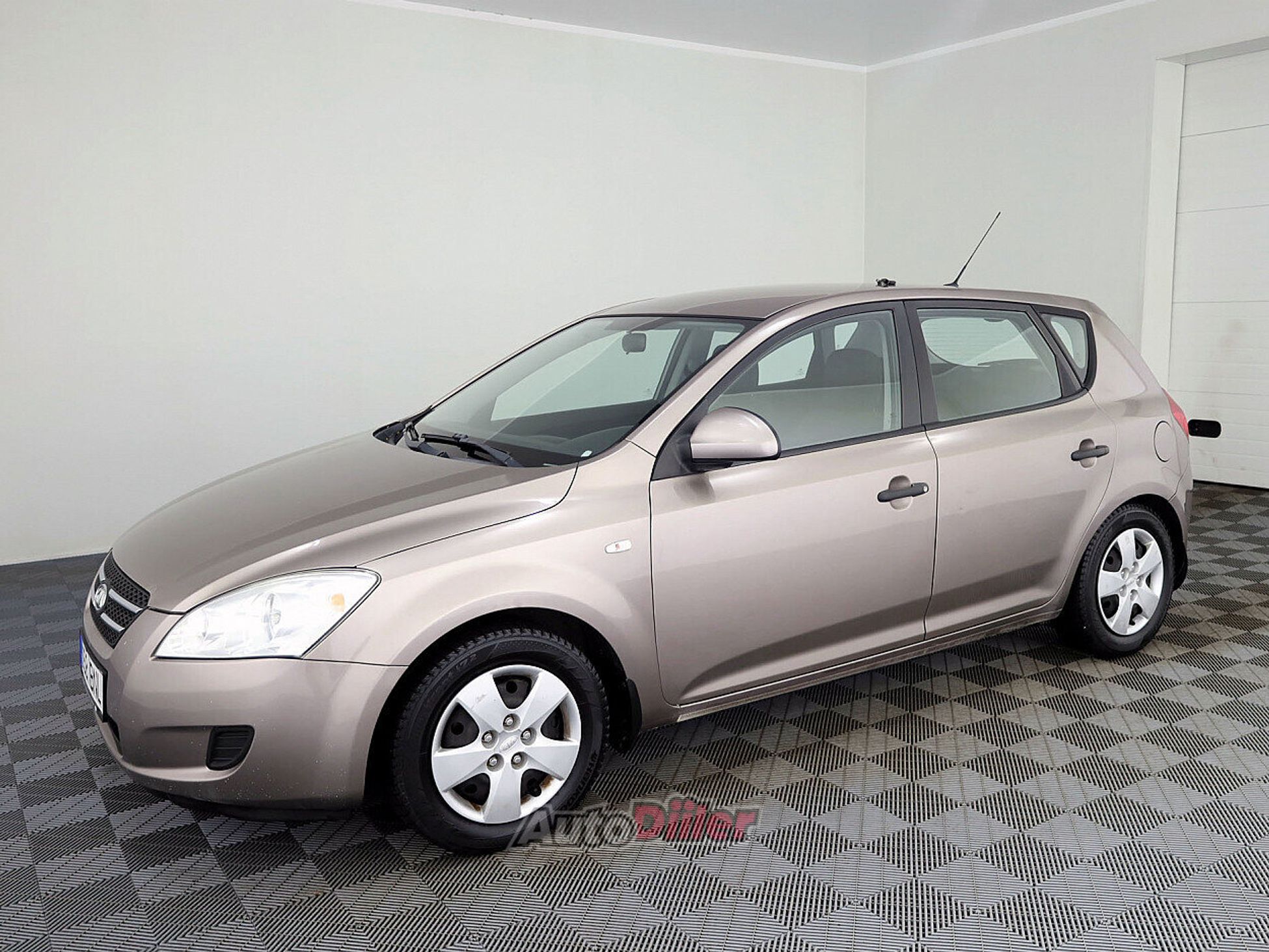 Kia cee'd / Ceed 1.6 90kW 2008, kuva 2/7