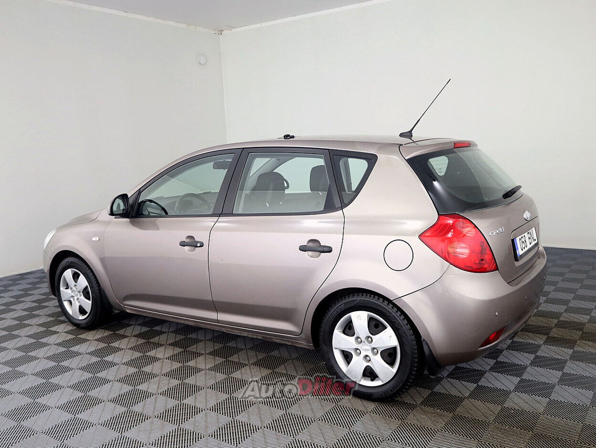 Kia cee'd / Ceed 1.6 90kW 2008, kuva 4/7