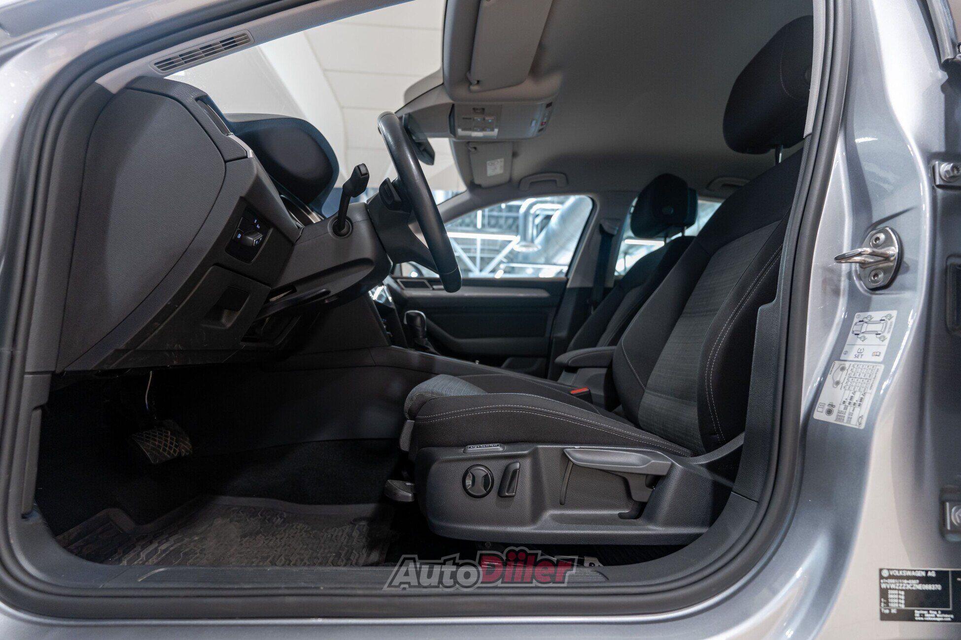 Volkswagen Passat 2022, photo 5/10