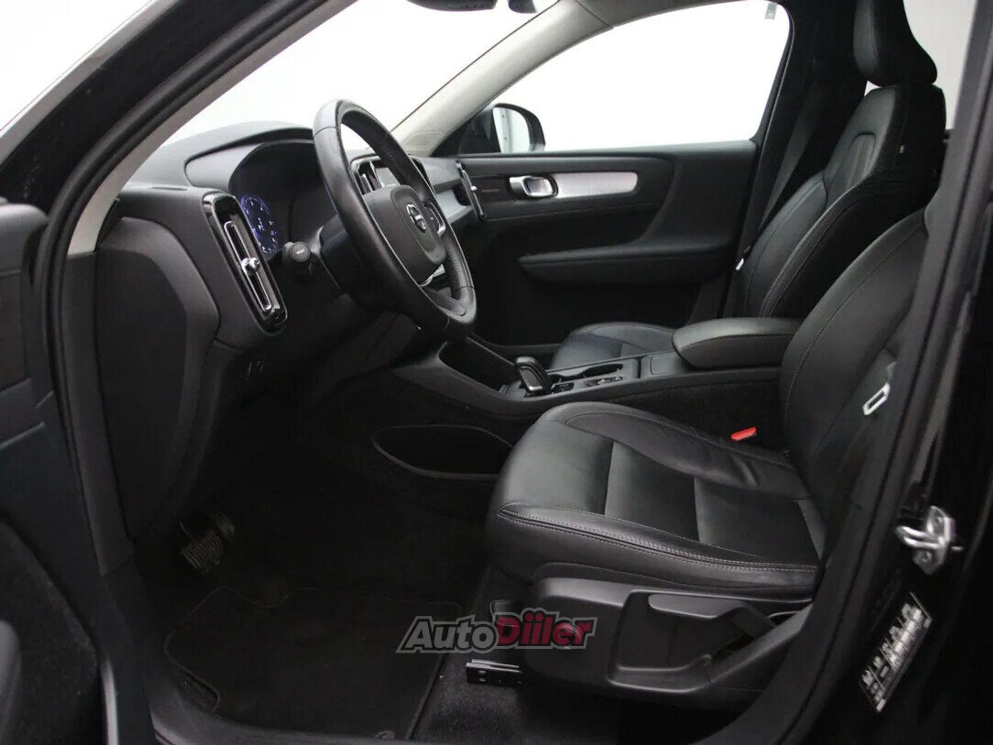 Volvo XC40 Momentum Pro 2.0 110kW 2021, photo 4/10