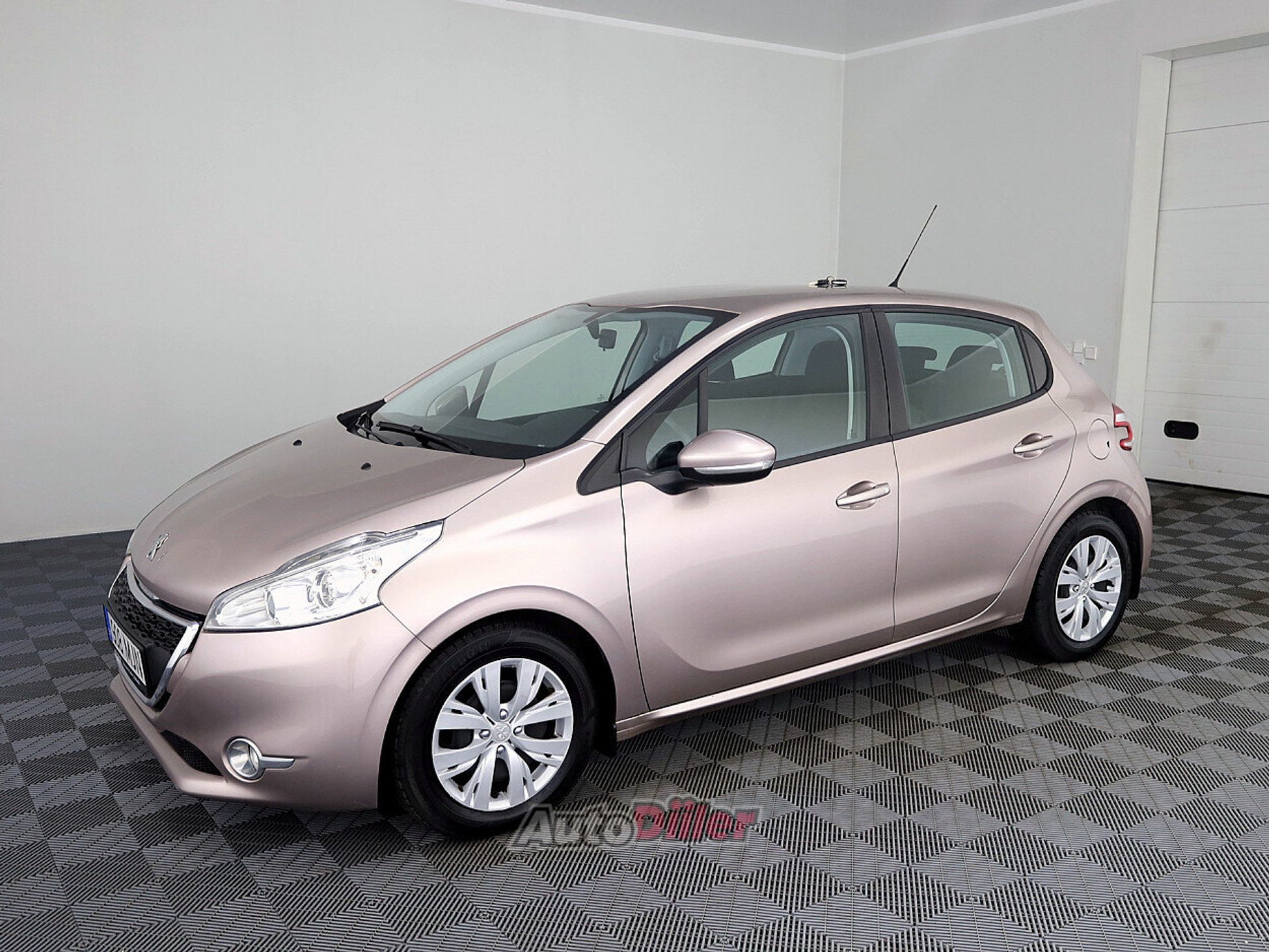 Peugeot 208 1.2 60kW 2014, kuva 2/8