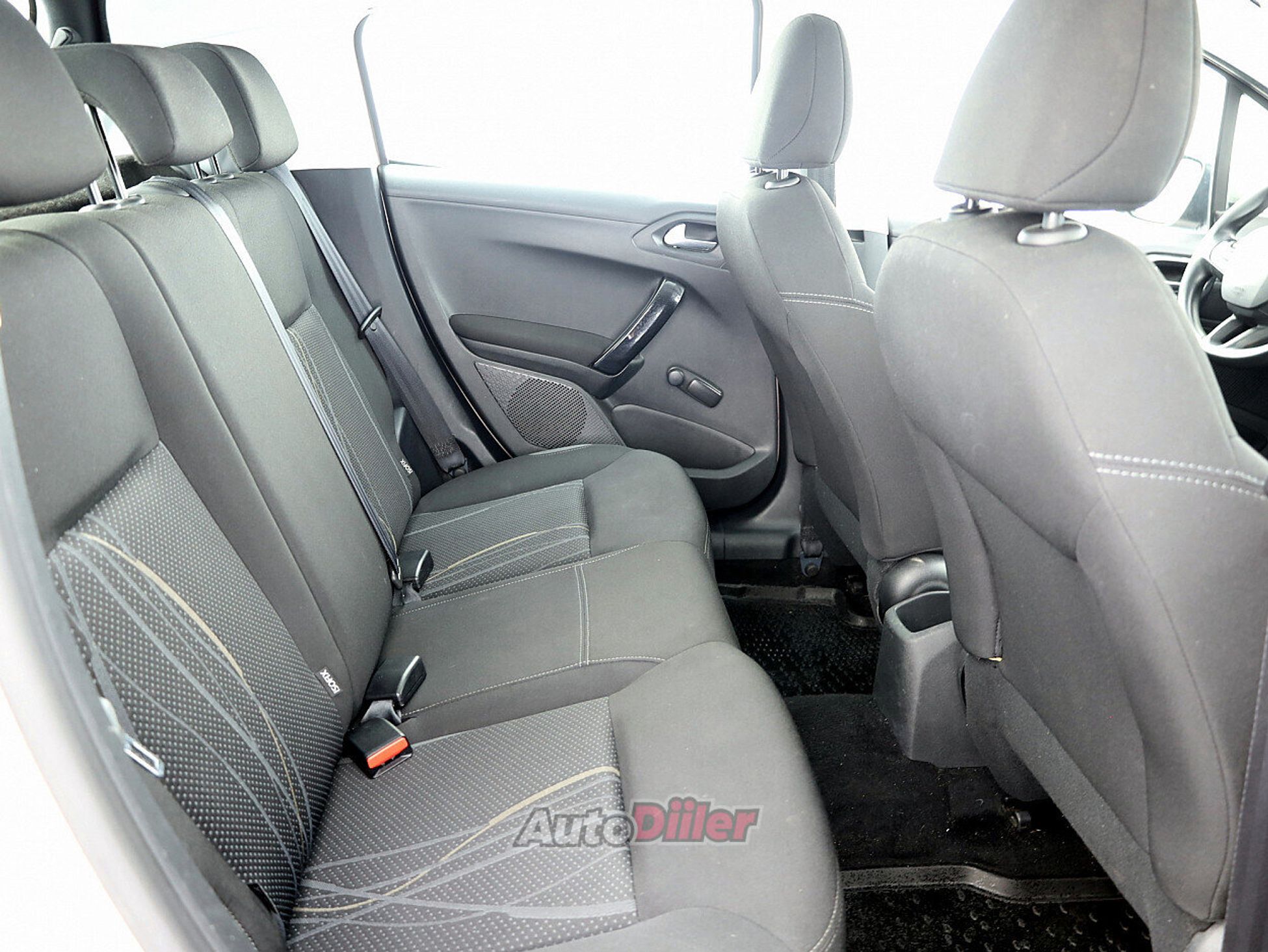 Peugeot 208 1.2 60kW 2014, kuva 7/8