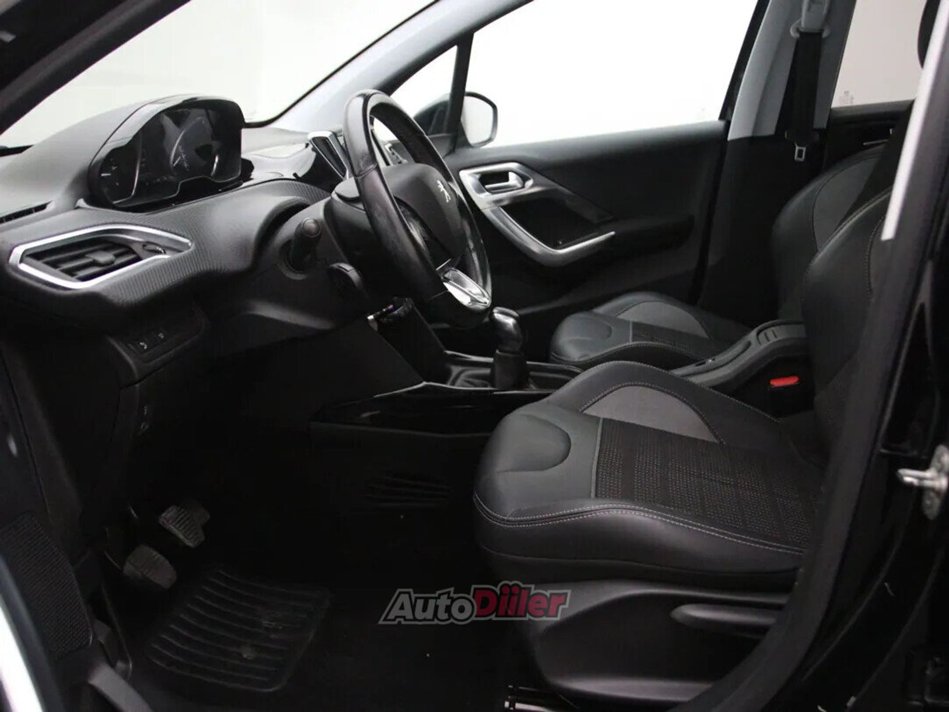 Peugeot 2008 Allure 1.2 81kW 2018, photo 4/10