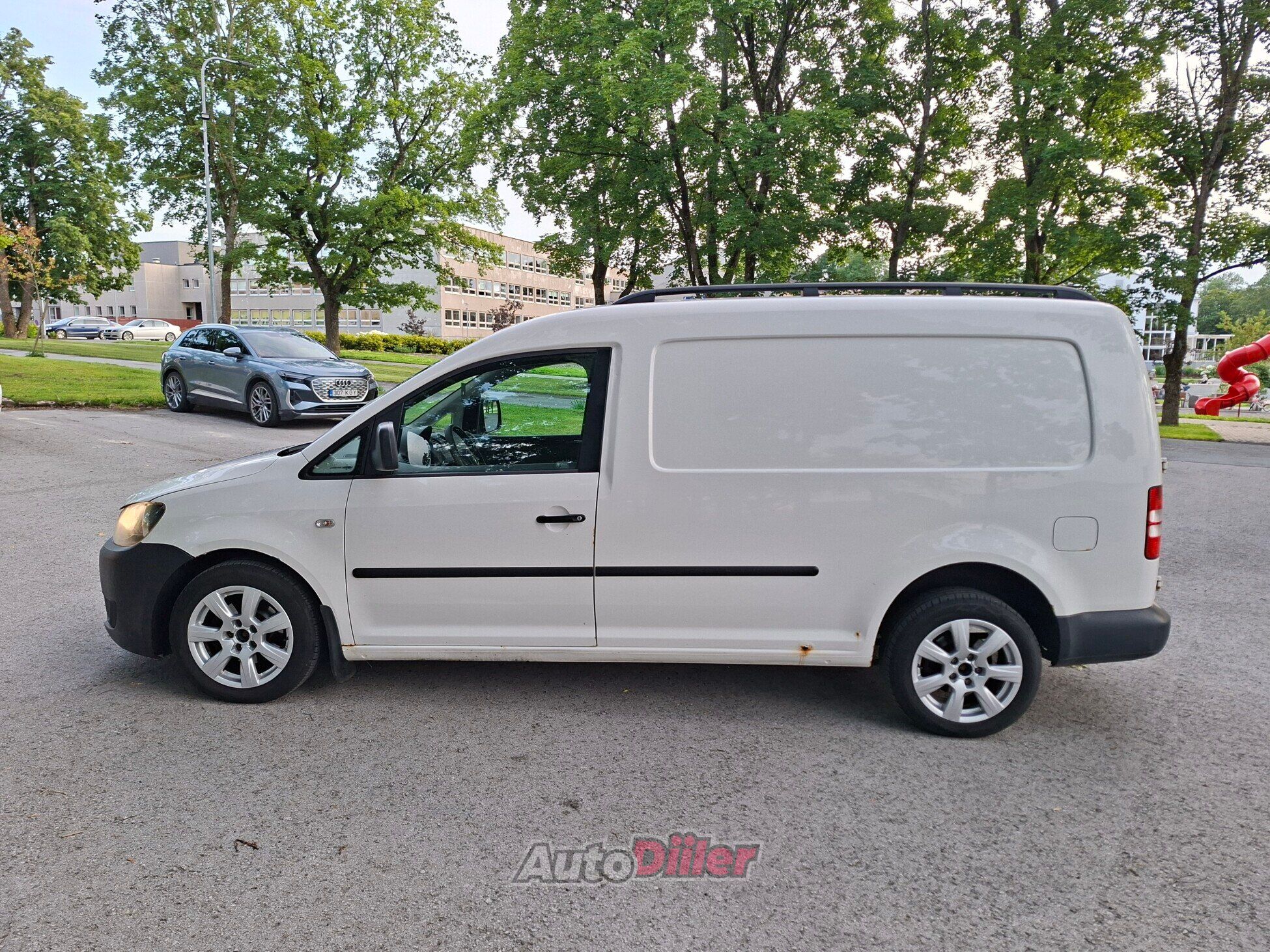 Volkswagen Caddy Maxi 4motion 2.0 81kW 2011, kuva 3/10