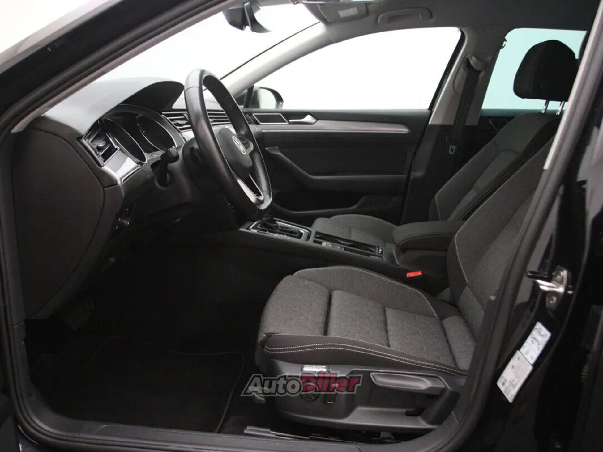 Volkswagen Passat 2023, photo 4/10