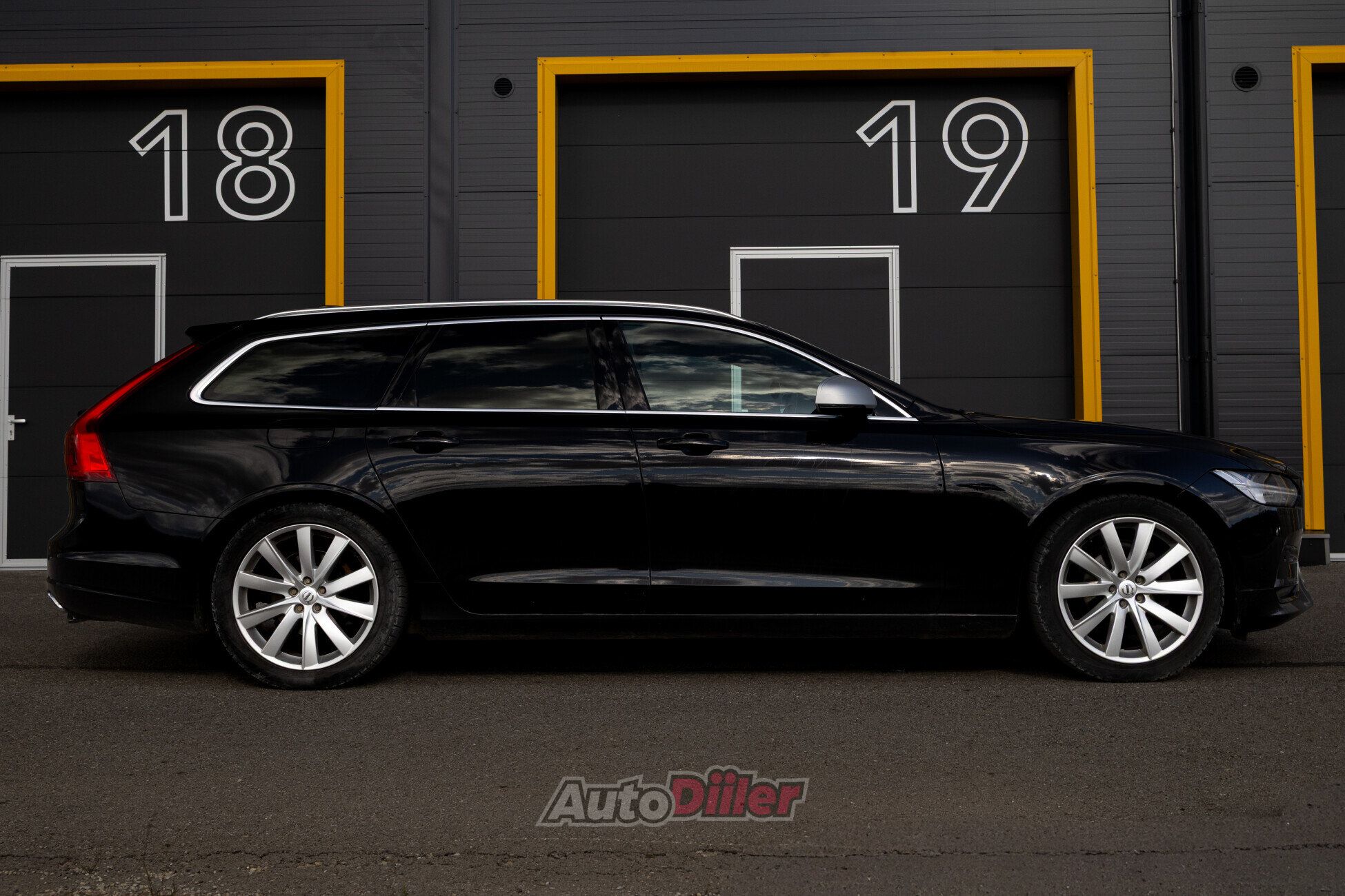 Volvo V90 R-Design 2.0 110kW 2017, photo 4/9