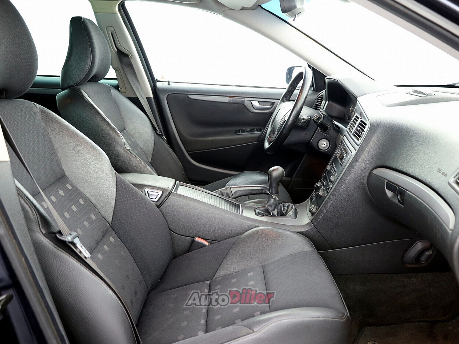 Volvo V70 2.4 120kW 2005, kuva 6/7