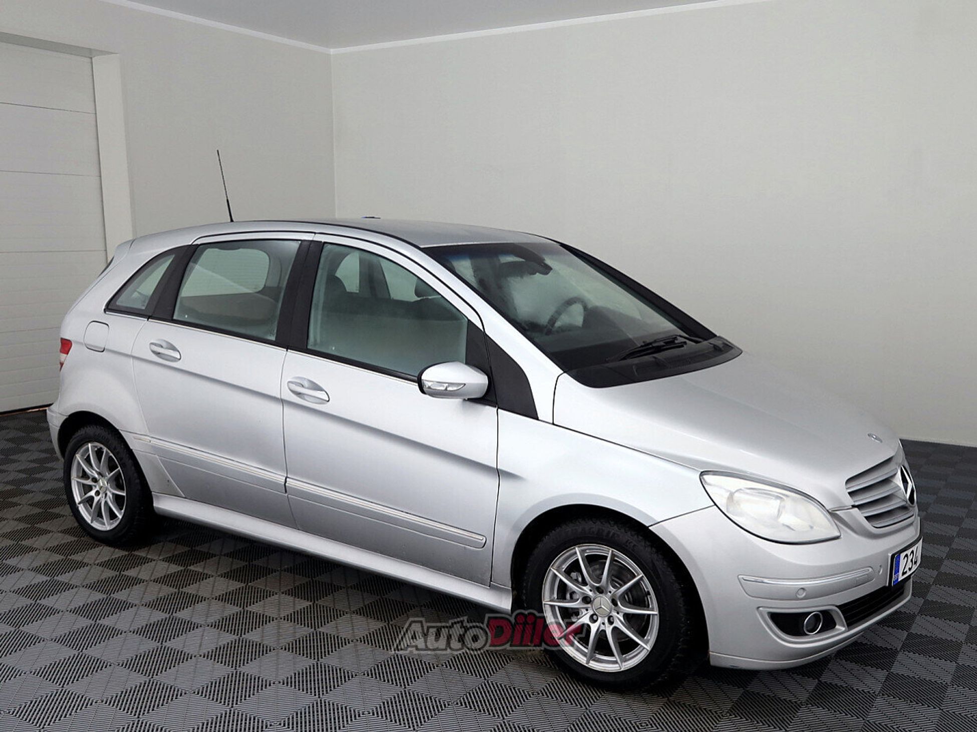Mercedes-Benz B 180