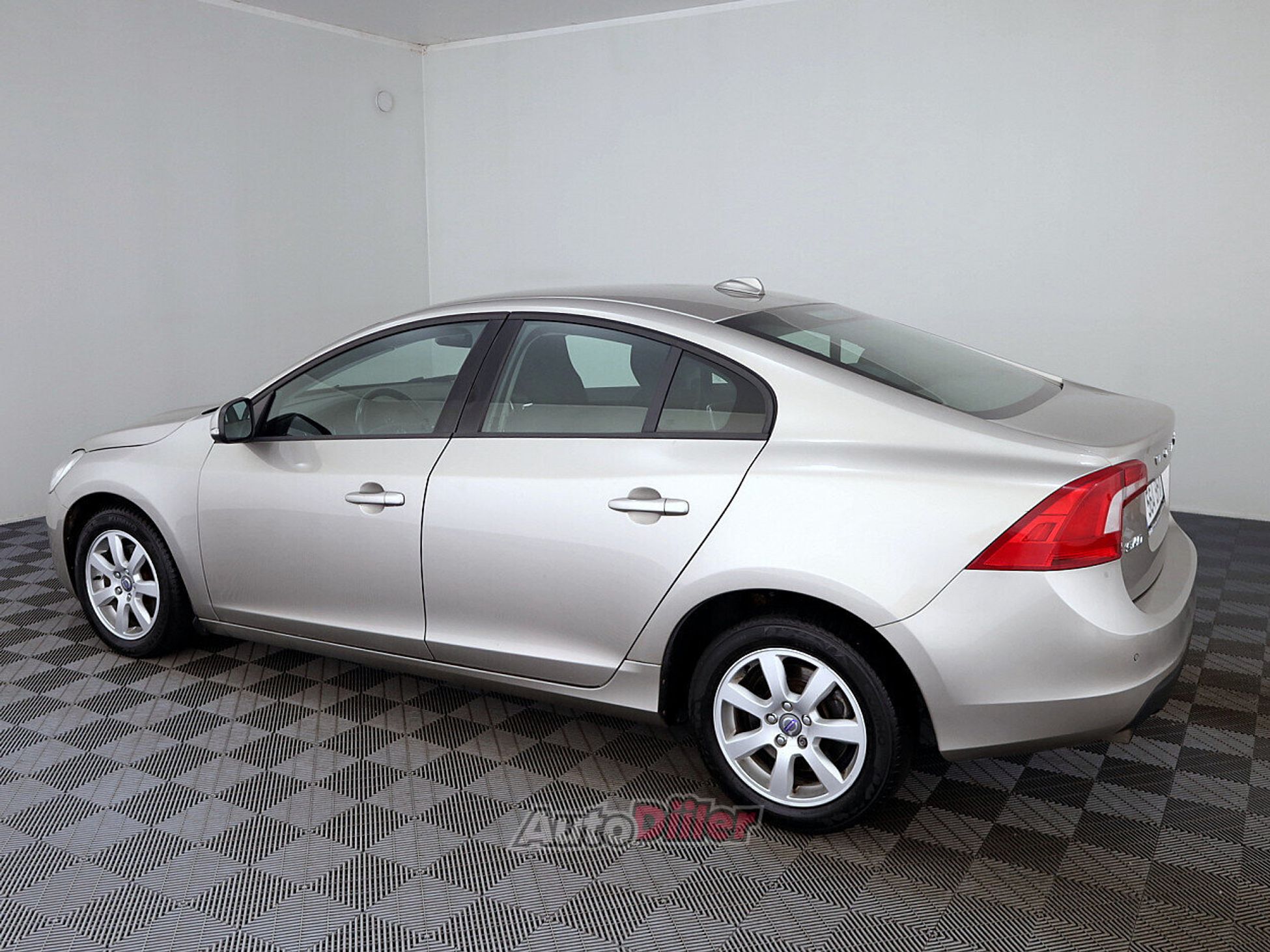 Volvo S60 1.6 110kW 2013, photo 4/7